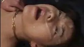 学生の女の子積によって彼女の同級生の下に ...