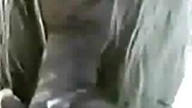 彼女の友人に狂った藁を与えるいたずらな小 ...