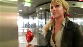 女性は若い男をファックします 女性 の  ...