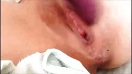 アジアの女子学生にマッサージテーブル積  ...