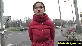 彼女は彼女のボーイフレンドの頭の上に袋を ...