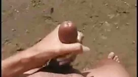 黒コックに囲まれた成熟したアメリカの女の ...