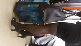 大胆なブルネットエロドラマでだまされ、犯 ...