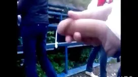 兼女の子の前に与える彼女の大きなミルクバ ...