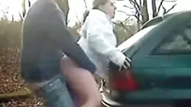ときに彼らは一人でいるときに男fucks ...