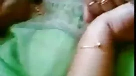 彼女は彼女の鼻が無慈悲に彼女の鼻を流れる ...