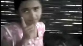 彼女は彼女のお尻の粘着性の上に黒いコック ...