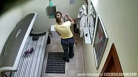 二人の男によって荒涼とした農場で、レイプ ...